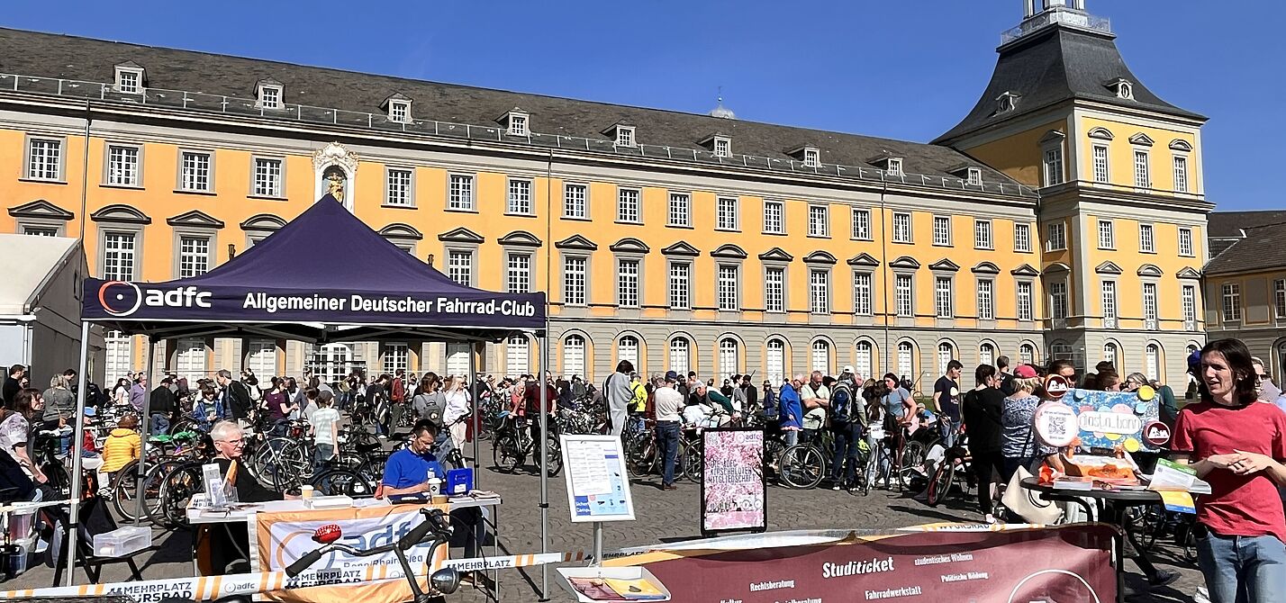 Gebrauchtfahrräder werden vor der Uni Bonn angeboten und nachgefragt