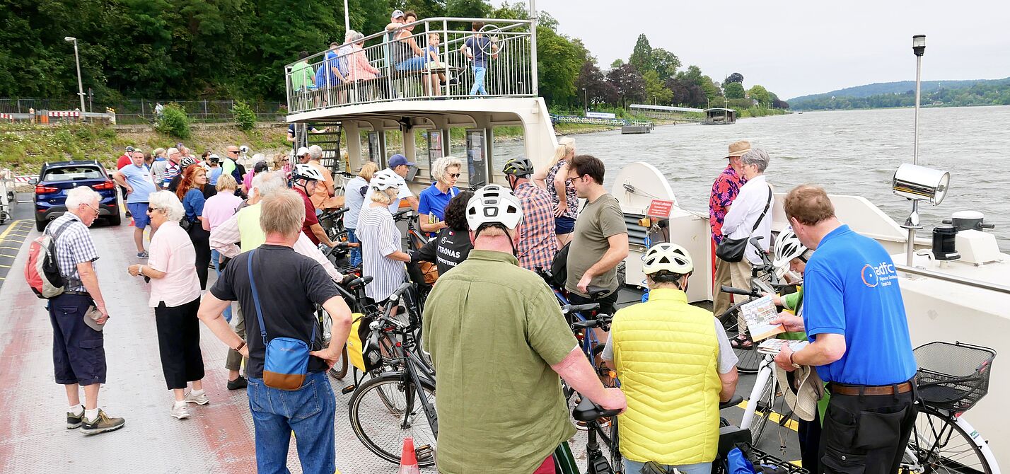 Bild von der Godesberger Fähre mit Fußgängern und Menschen mit Fahrrädern