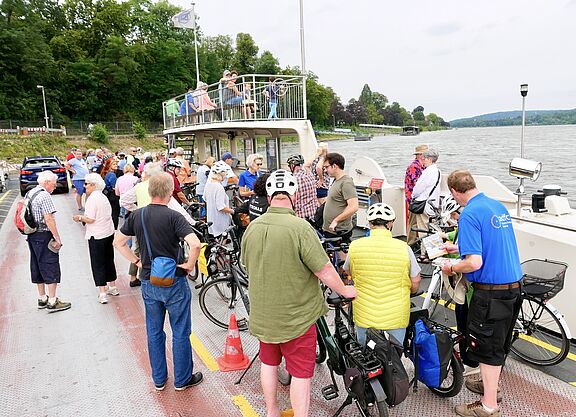 Bild von der Godesberger Fähre mit Fußgängern und Menschen mit Fahrrädern