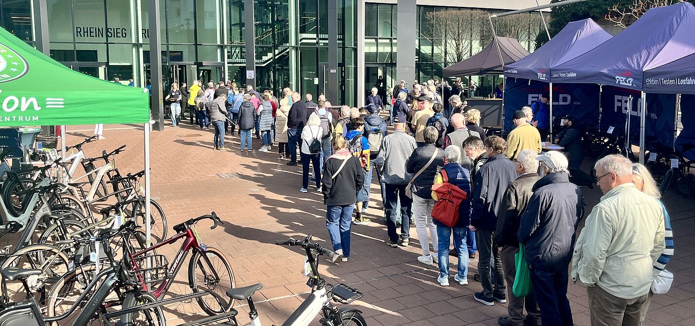 Menschen stehen Schlange vor dem Rhein Sieg Forum - Messe rad+freizeit