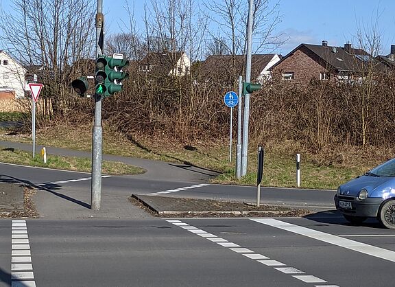 Straßenbild von freilaufendem Rechtsabbieger ohne Roteinfärbung, das „Vorfahrt beachten“-Schild steht an der falschen Stelle.