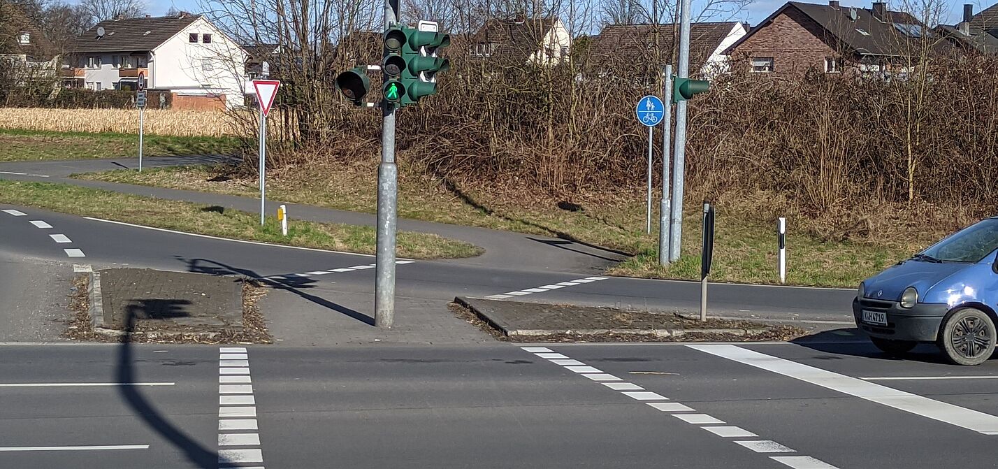 Straßenbild von freilaufendem Rechtsabbieger ohne Roteinfärbung, das „Vorfahrt beachten“-Schild steht an der falschen Stelle.