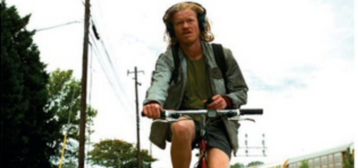 Filmszene: auf einer Straße Radfahrender