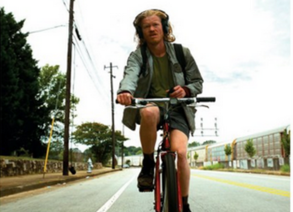 Filmszene: auf einer Straße Radfahrender