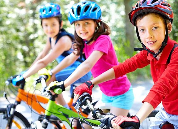 Kinder auf dem Fahrrad